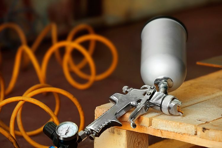 pistola-barnizado-muebles-malaga